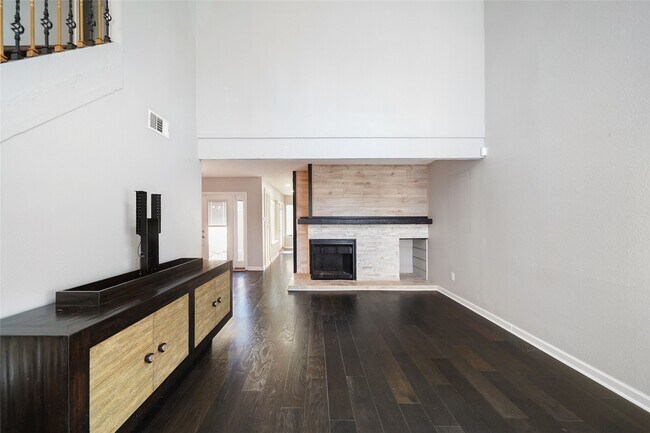 Building Photo - 11502 Village Pl Dr