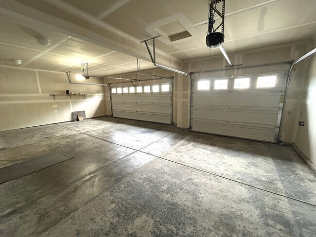 Building Photo - Spacious 4 bedroom 2.5 bath in Arlington with RV Parking