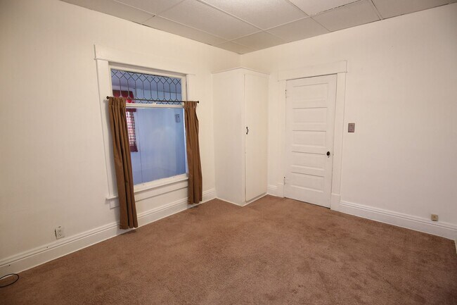 Building Photo - 2 Bed 1 Bath + Garage and Yard