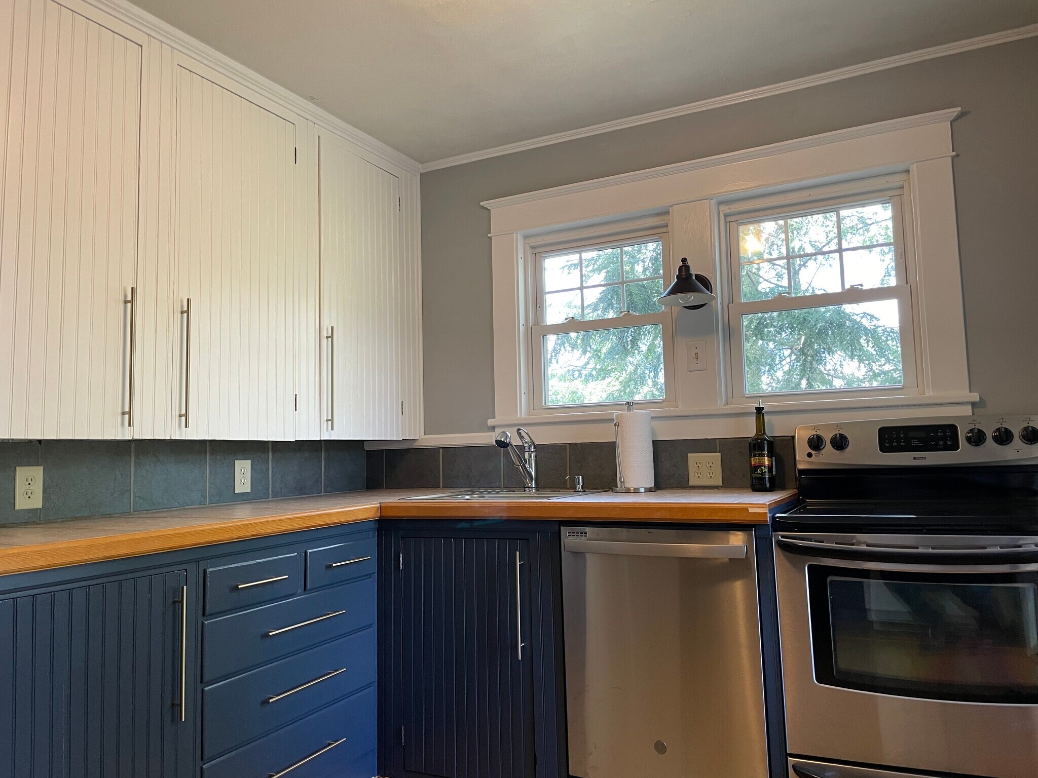 Building Photo - 93 School St