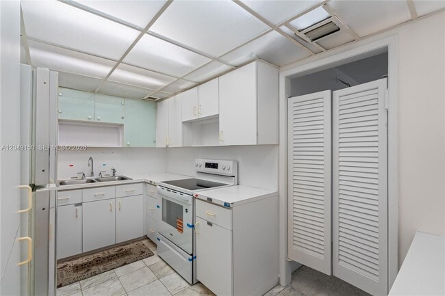 Building Photo - 5005 Collins Ave