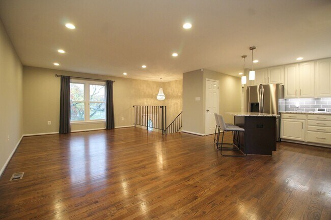 Building Photo - Large 4BR/3B Brick Home