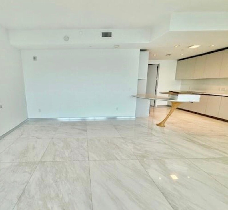 Building Photo - 16901 Collins Ave