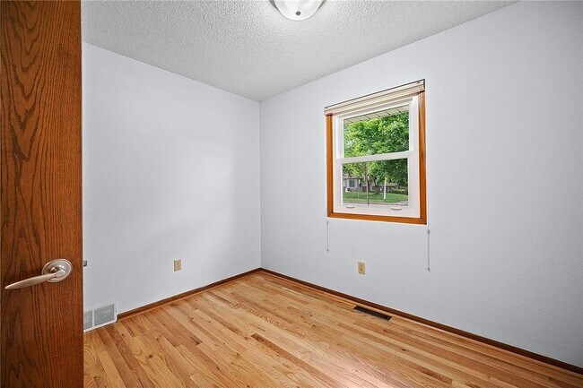 Building Photo - 1201 SE Hayes Dr