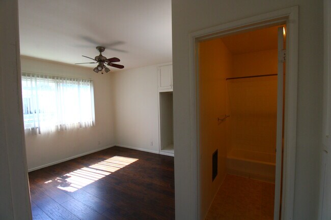 Building Photo - 11070 Strathmore Dr