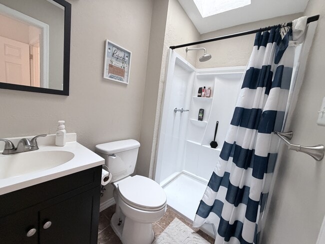 Building Photo - 1528 Jameson Dr