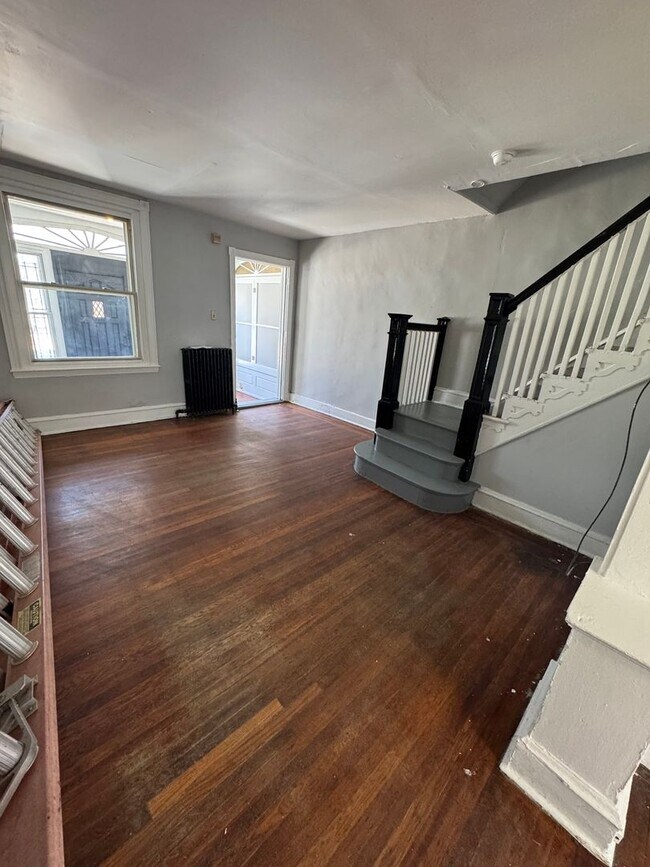 Building Photo - Charming 3BR Home with Private Fenced Yard  Cozy Comfort