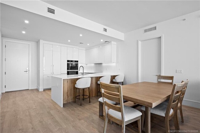 Building Photo - 220 Lake Shore Dr