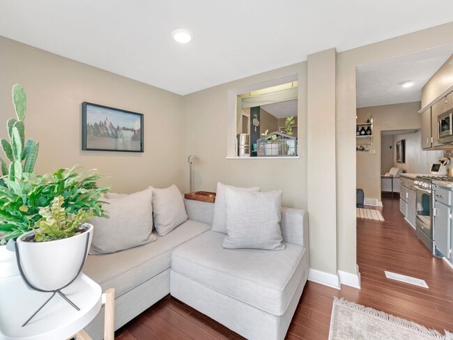 Building Photo - Luxury Updated Row Home | 1 Block from Butler Street