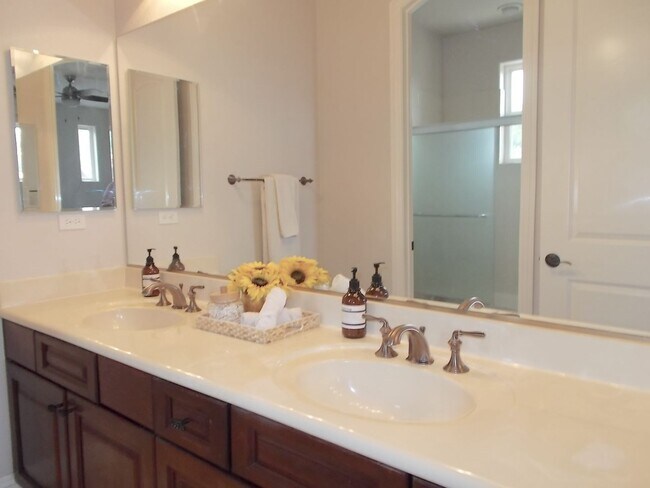 Building Photo - Spacious 4 Bed / 5 Bath Two-Story Home wit...