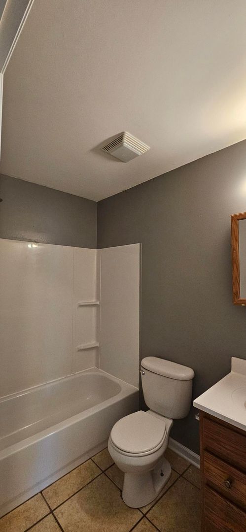 Building Photo - Single Family Home w/ Fenced in Backyard