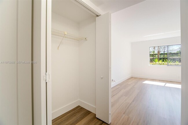 Building Photo - 370 Racquet Club Rd