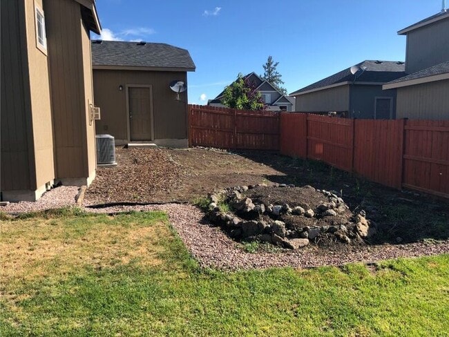 Building Photo - 2350 NW Hazelwood Ave