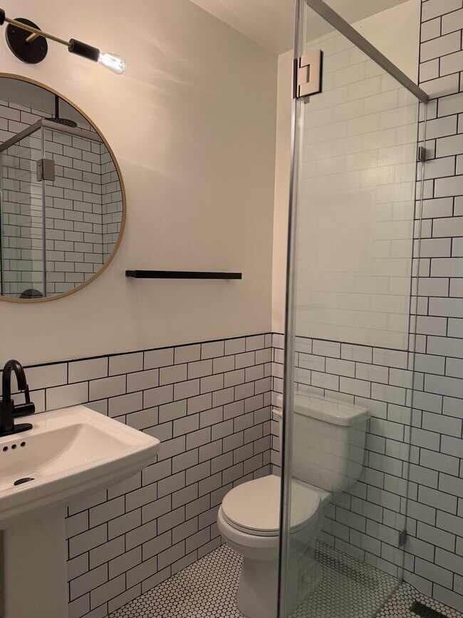 Building Photo - 821 Westmount Dr