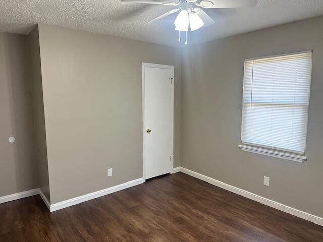 Building Photo - 5025 Lake Cir Dr NE