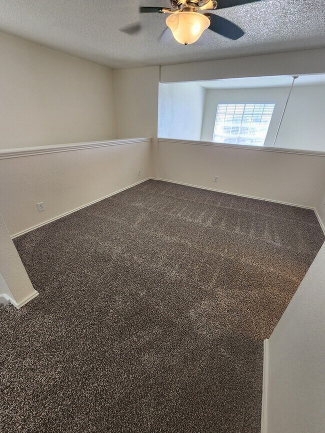 Building Photo - 2 story townhome, 2 bed 2.5 bath