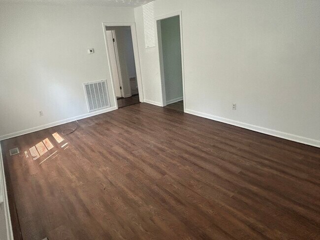 Building Photo - 3B/1BA Move-In Ready Home!