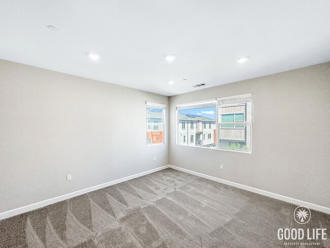 Building Photo - Beautiful 4BD/4BA Townhouse in Otay Ranch ...