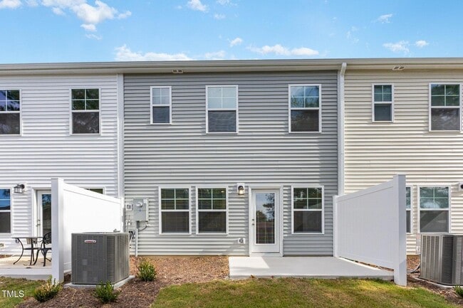 Building Photo - 172 Paramount Dr