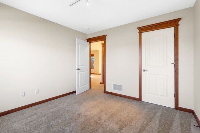 Building Photo - Spacious Single Level home with A/C & 3-ca...