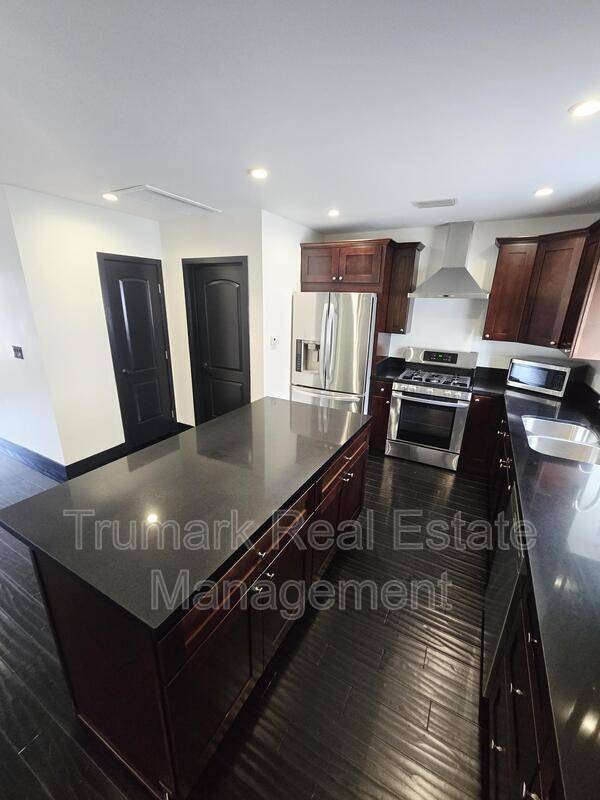 Building Photo - 12426 Moorpark St