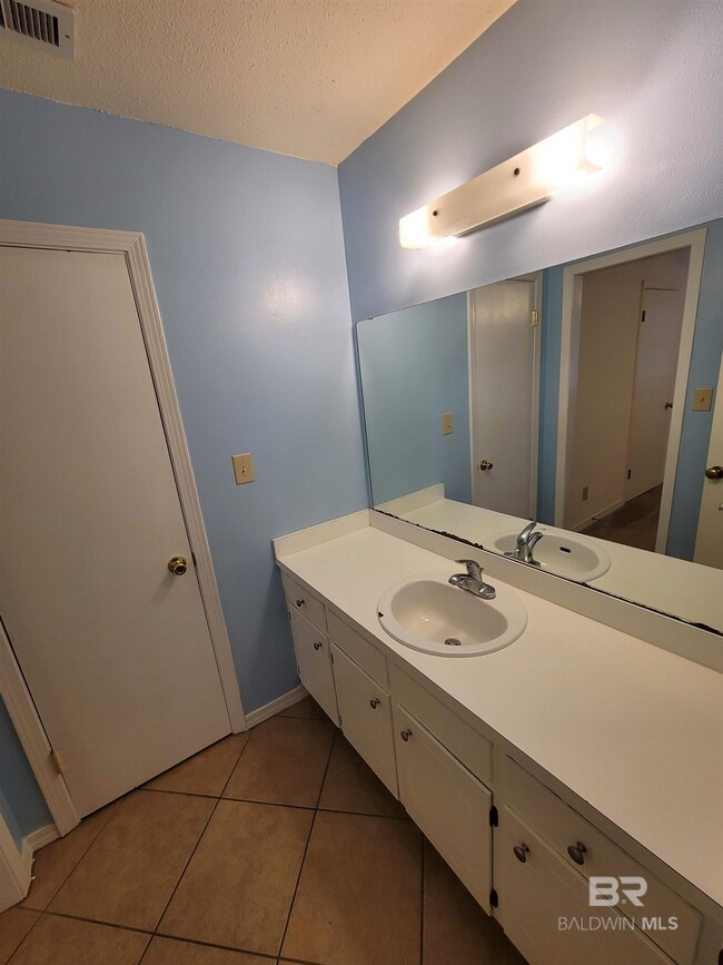 Building Photo - 512 Lake Forest Blvd