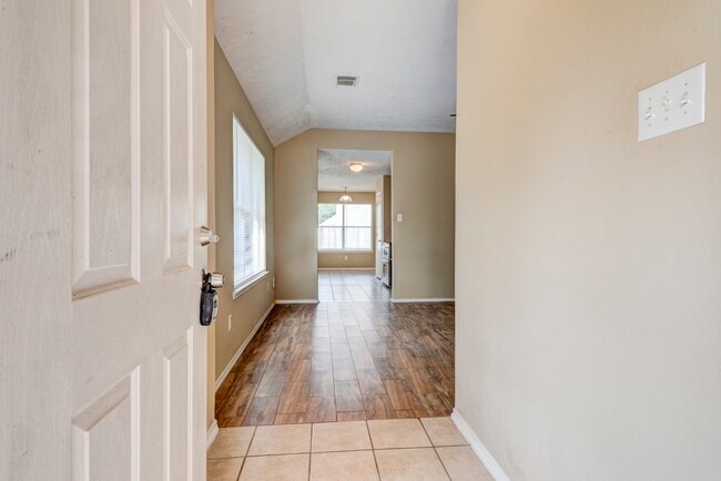 Building Photo - 1402 Sycamore Leaf Way