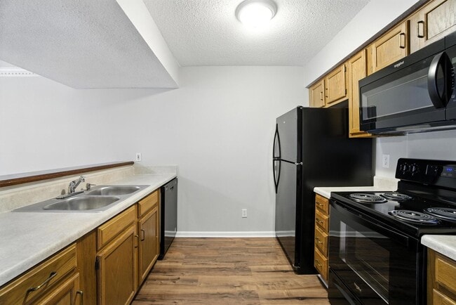 Building Photo - Updated Brick Condo in the Heart of Downto...