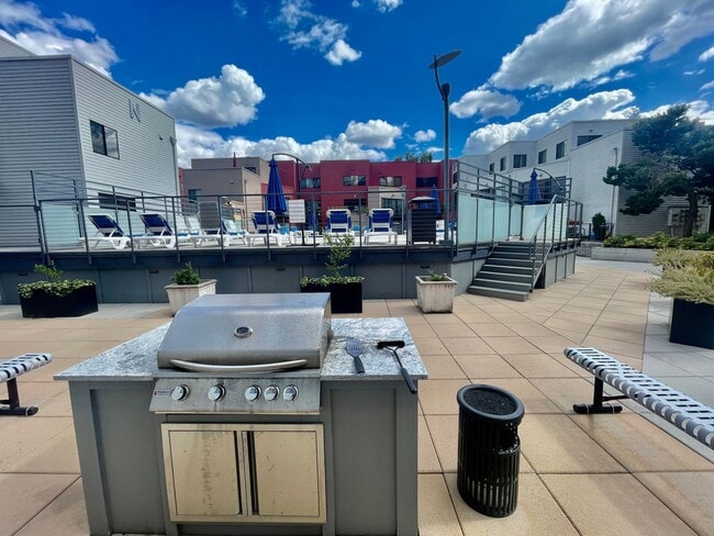 Building Photo - Top-Floor Riverfront Living with Broadway Bridge Views | 2 Bed + 2 Bath + Parking