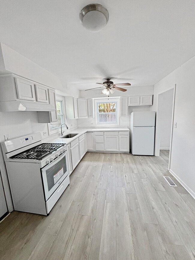 Building Photo - 36855 N Elizabeth Ct