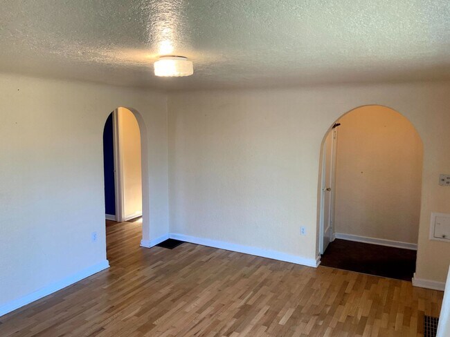 Building Photo - 4 Bedroom, 1.5 Bath House