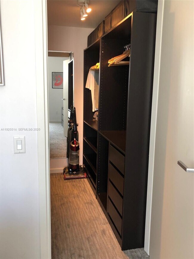 Building Photo - 1300 Brickell Bay Dr