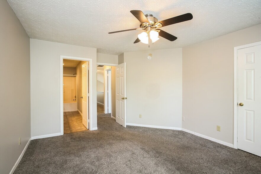 Building Photo - 4487 Connaught Dr E