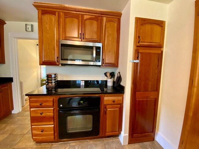 Building Photo - 3 Bedroom House Near UO Campus!! Ready for Fall 2026!