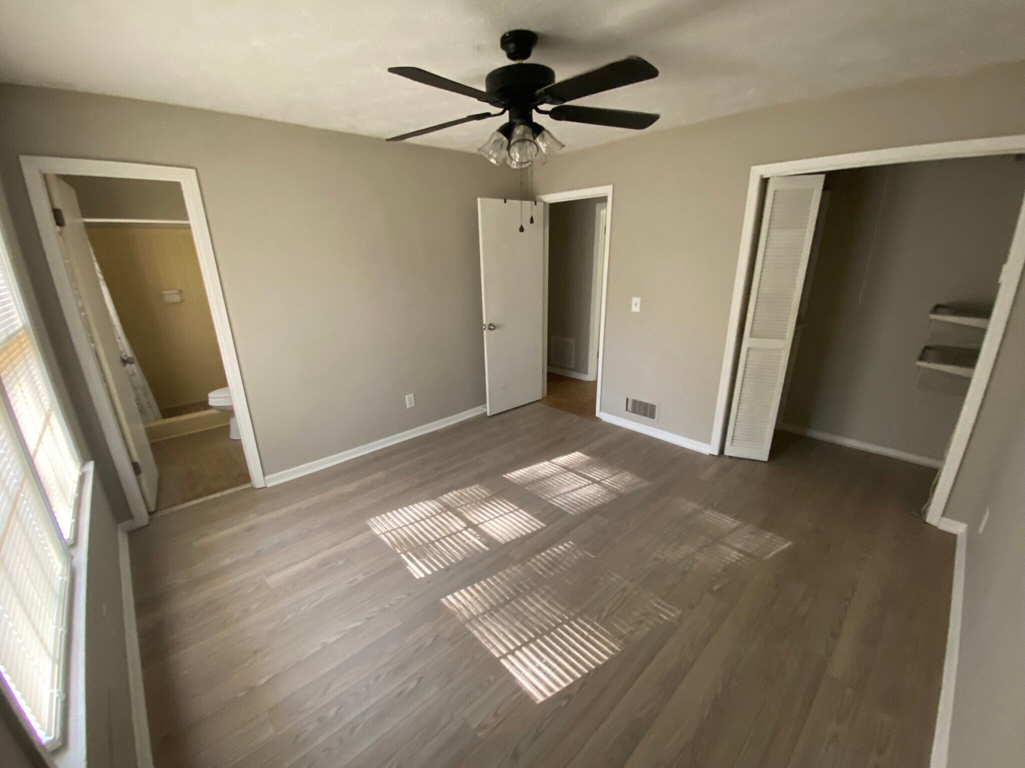 Building Photo - 1015 Eastview Rd NE