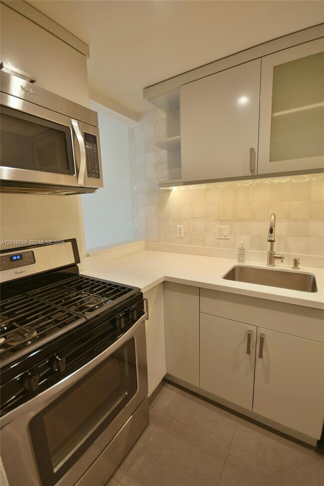 Building Photo - 6884 N Kendall Dr