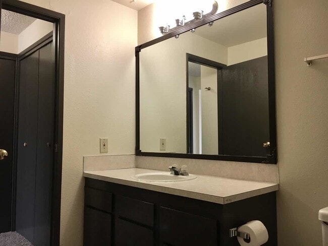 Building Photo - Don't Miss This Beautiful 2 Bed, 1 Bath To...