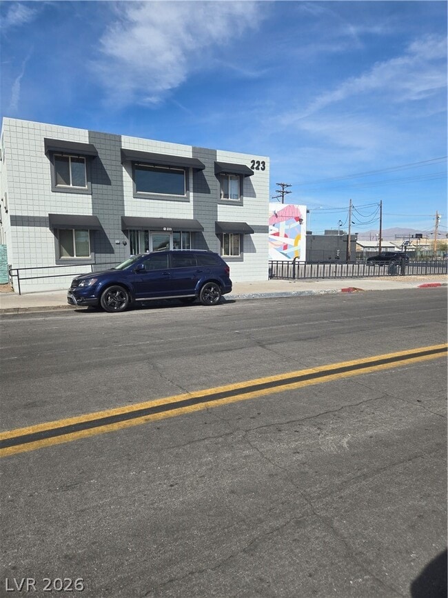 Building Photo - 223 N 9th St