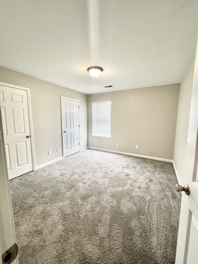 Building Photo - 601 Skyview Dr