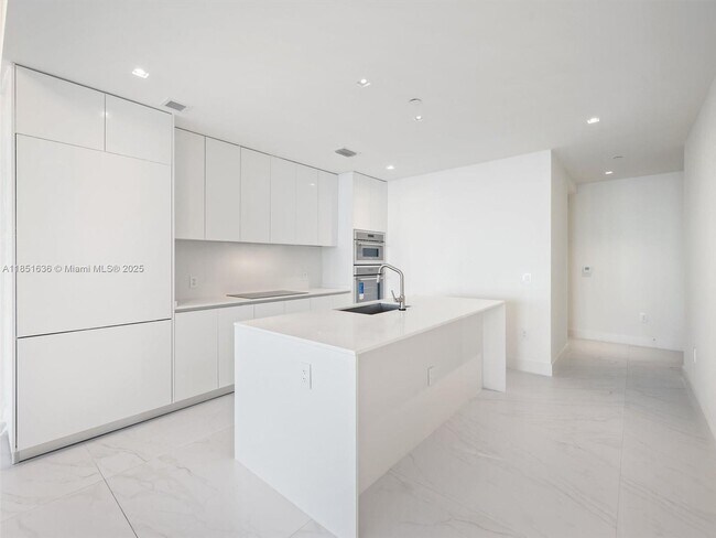 Building Photo - 700 NE 24th St