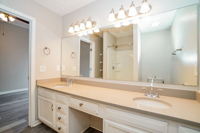 Building Photo - 5037 Shady Oak Dr