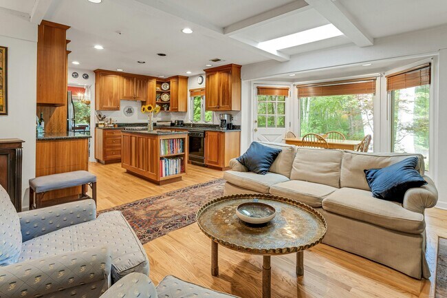 Building Photo - 261 Linden Tree Rd