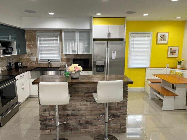 Primary Photo - Three Pearls