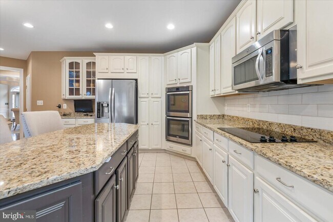 Building Photo - 1710 Stone Ivy Pl