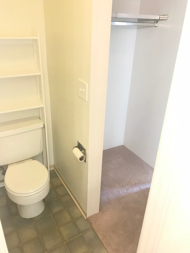 Building Photo - Top Floor South Facing One Bedroom Condo In North Boulder!  Perfect Location!