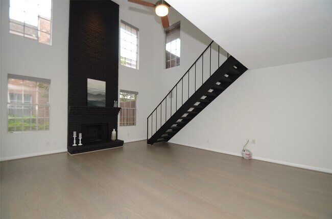 Building Photo - 5524 Beverly Hill St