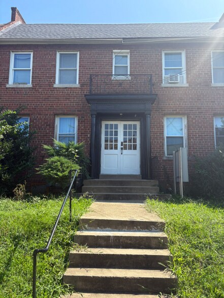 Building Photo - 221 35th St NE