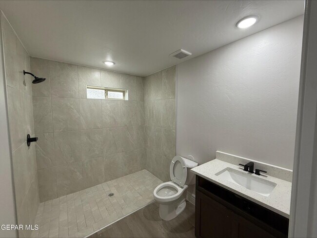 Building Photo - 2633 Dunoon Dr