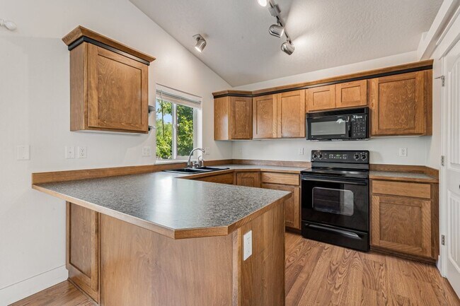 Building Photo - 5 bed 3 bath split level near State Line
