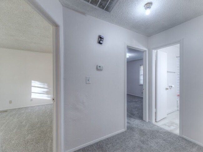 Building Photo - 2 Bedroom 1 Bath Duplex